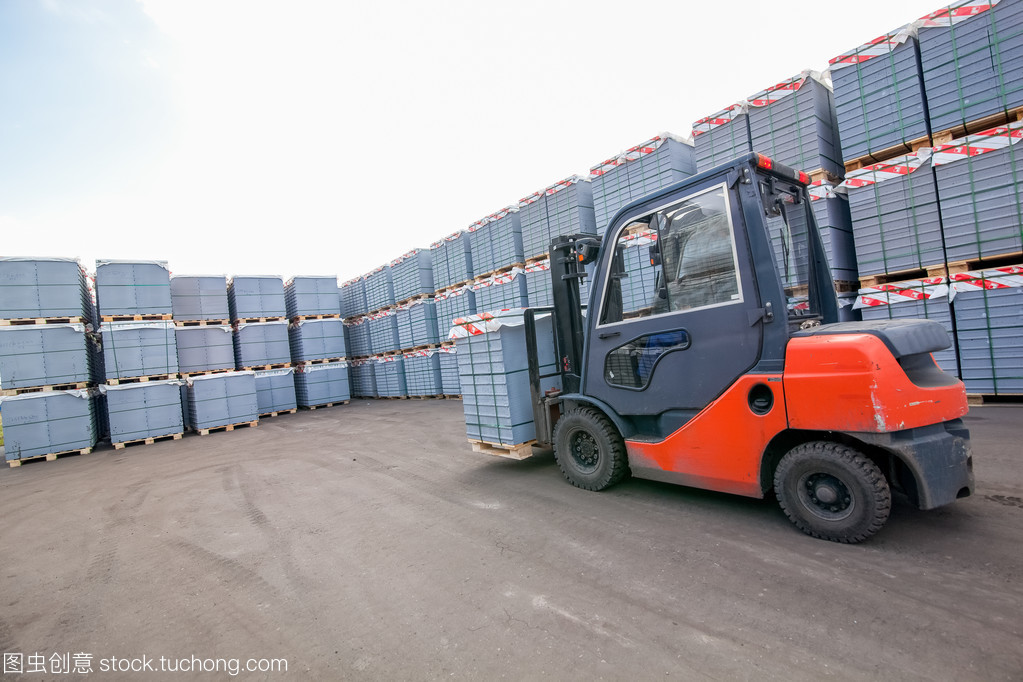 自動裝載機砼砌塊 現代建筑工廠旁的便捷之選